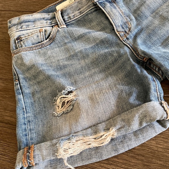 NWOT •GAP Sexy Boyfriend Distressed Denim Classic Jean Shorts • Mid Rise • HP🎉 - Picture 9 of 16